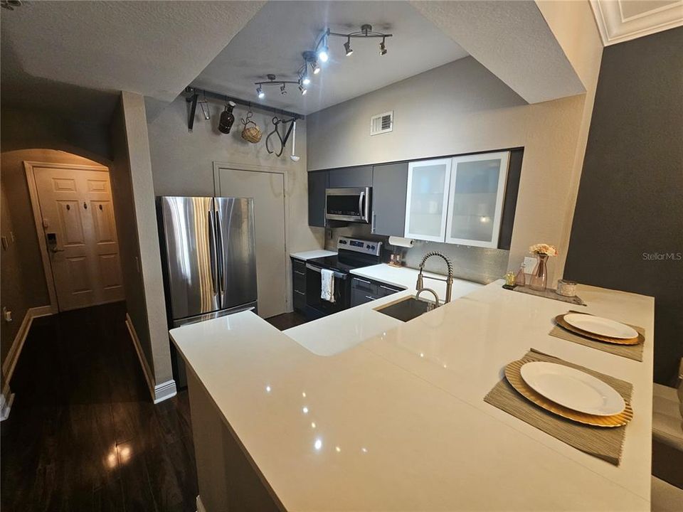 For Sale: $395,000 (1 beds, 1 baths, 743 Square Feet)