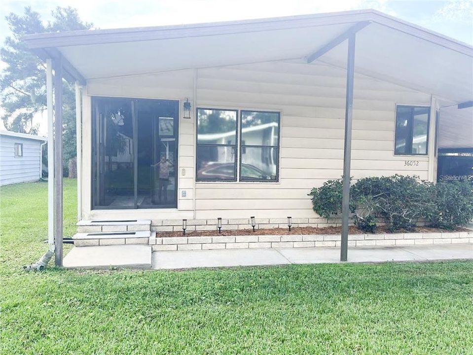 Discover the perfect blend of comfort and community in this beautifully maintained 1,300 sq. ft. mobile home located in the desirable Sandlewood Homes.