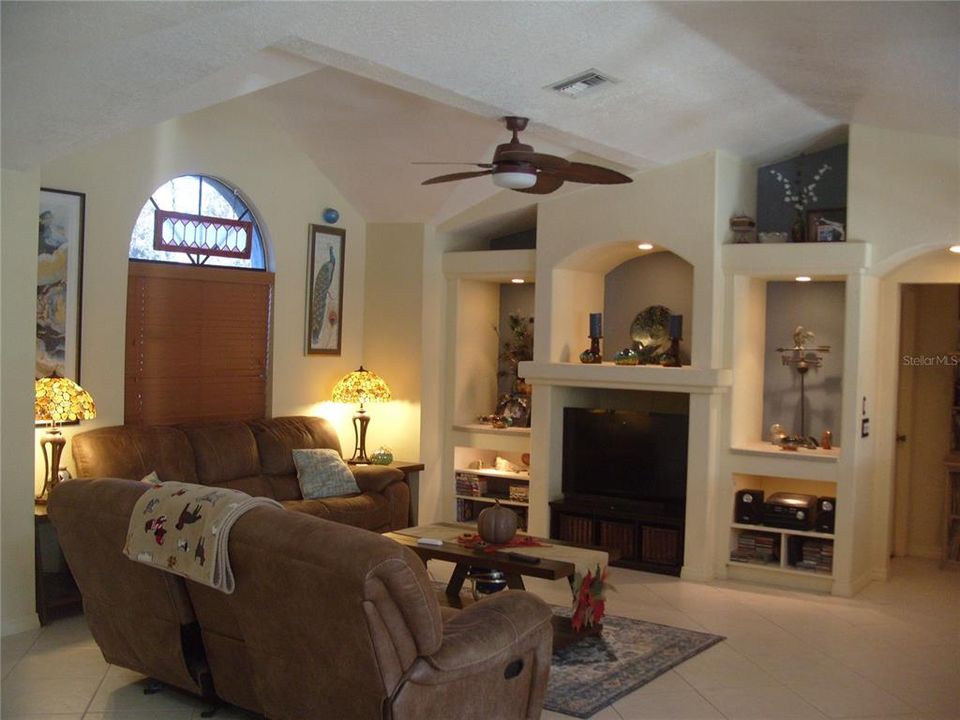 For Sale: $425,500 (3 beds, 2 baths, 1553 Square Feet)