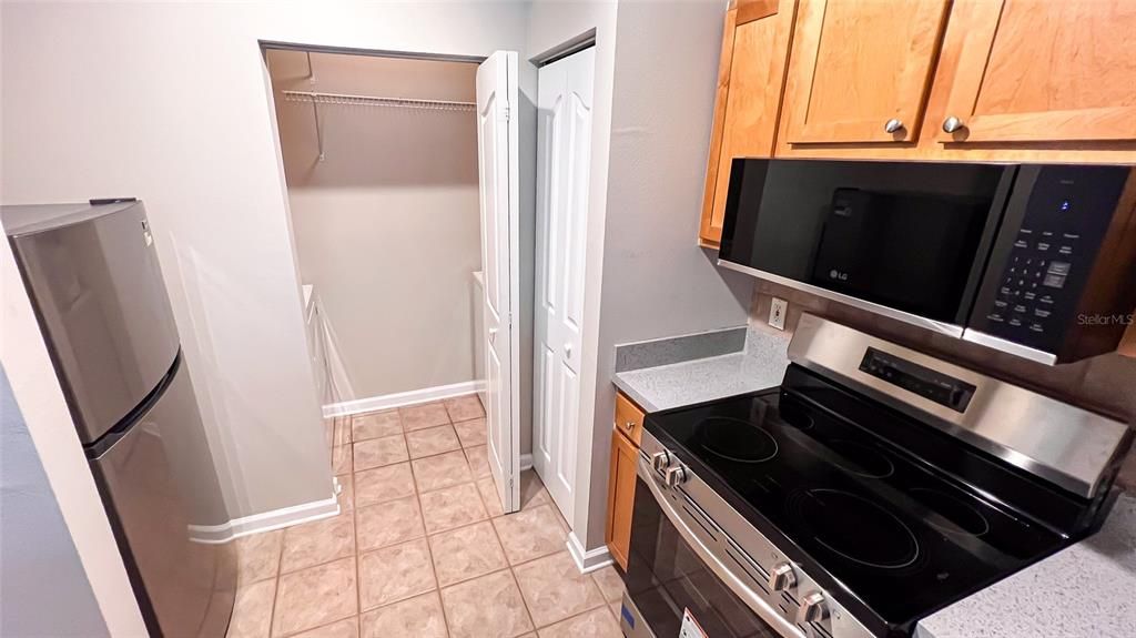 For Sale: $249,000 (1 beds, 1 baths, 867 Square Feet)