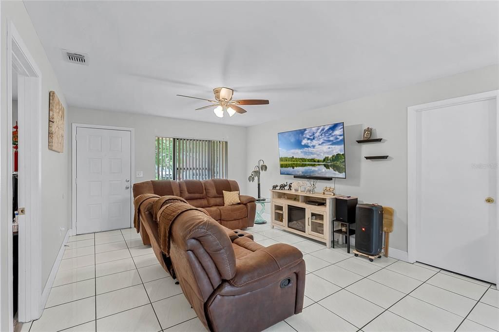 For Sale: $344,900 (2 beds, 2 baths, 1187 Square Feet)