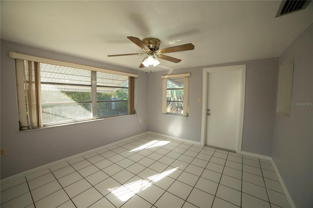 For Sale: $259,000 (2 beds, 1 baths, 1060 Square Feet)