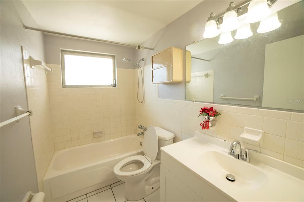 For Sale: $259,000 (2 beds, 1 baths, 1060 Square Feet)