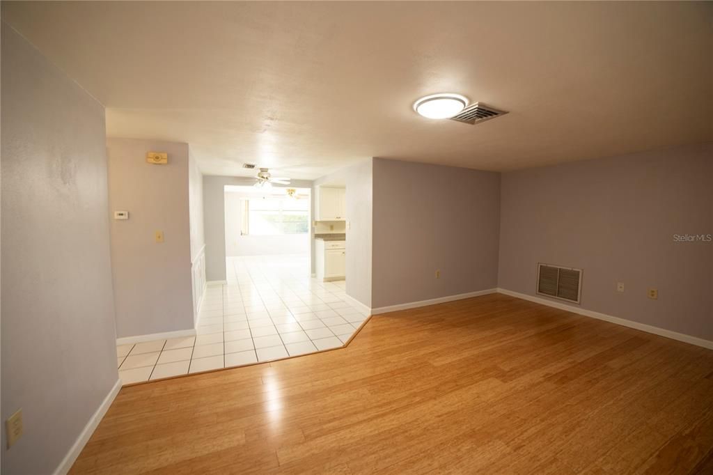 For Sale: $259,000 (2 beds, 1 baths, 1060 Square Feet)