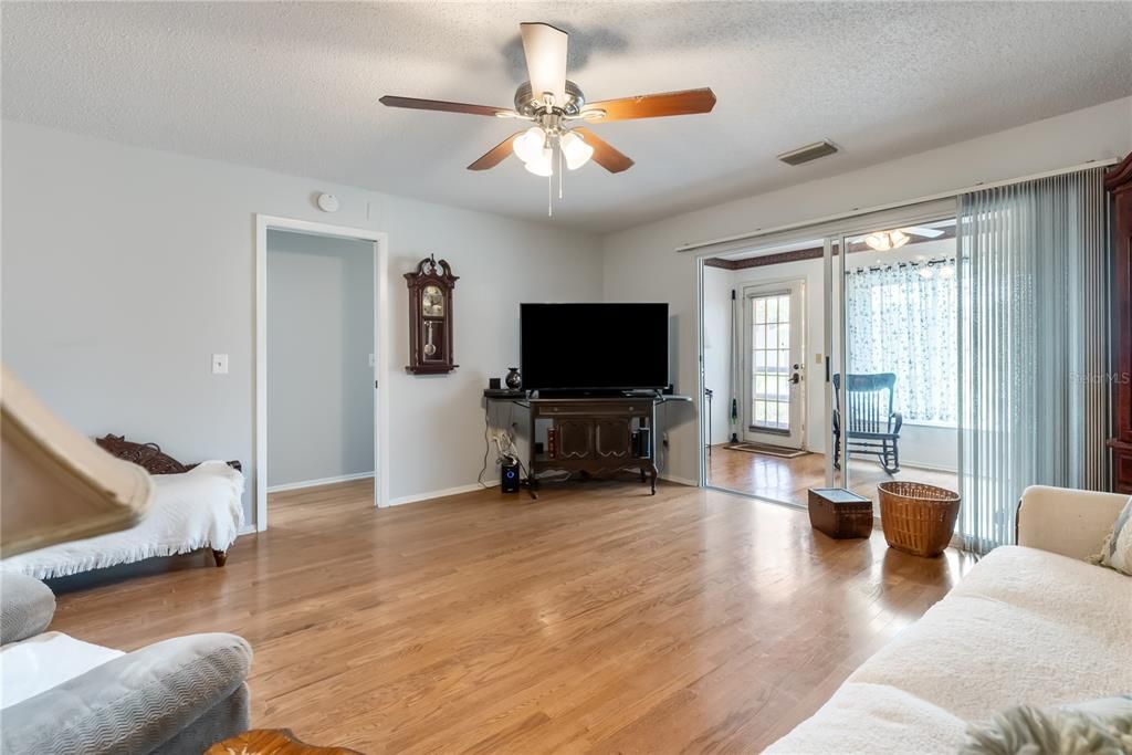 For Sale: $205,000 (2 beds, 2 baths, 1353 Square Feet)