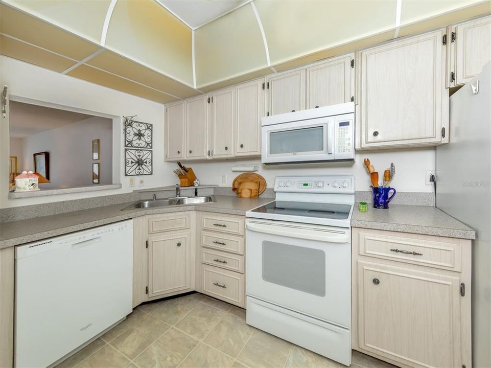 For Sale: $220,000 (2 beds, 2 baths, 1088 Square Feet)