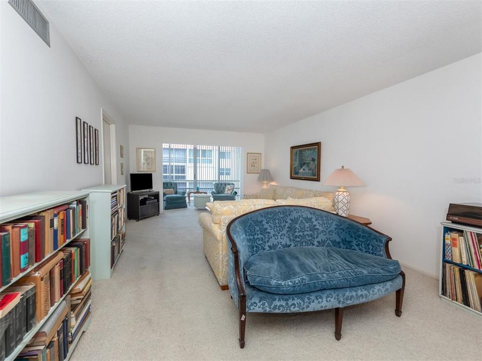 For Sale: $220,000 (2 beds, 2 baths, 1088 Square Feet)