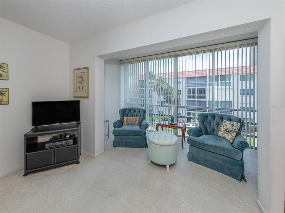 For Sale: $220,000 (2 beds, 2 baths, 1088 Square Feet)