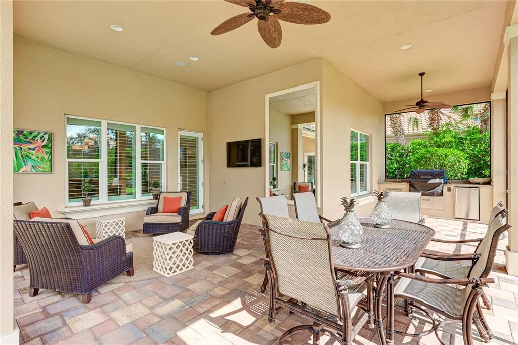 Dining and entertaining space in the screened in lanai