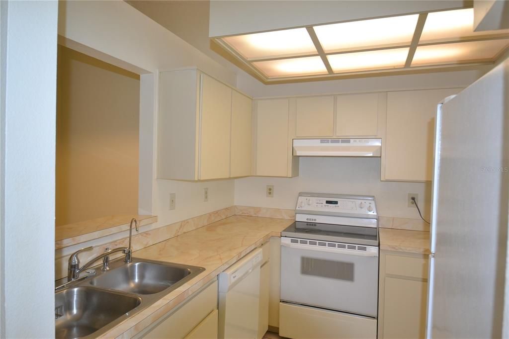 For Sale: $270,000 (2 beds, 2 baths, 976 Square Feet)