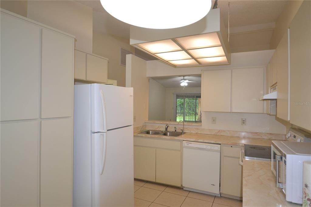 For Sale: $270,000 (2 beds, 2 baths, 976 Square Feet)