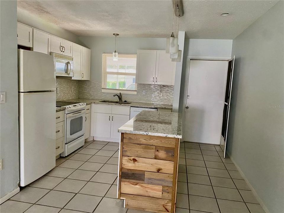 For Sale: $169,900 (2 beds, 1 baths, 759 Square Feet)