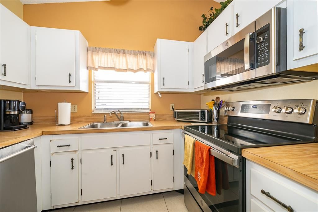 For Sale: $294,500 (2 beds, 1 baths, 930 Square Feet)