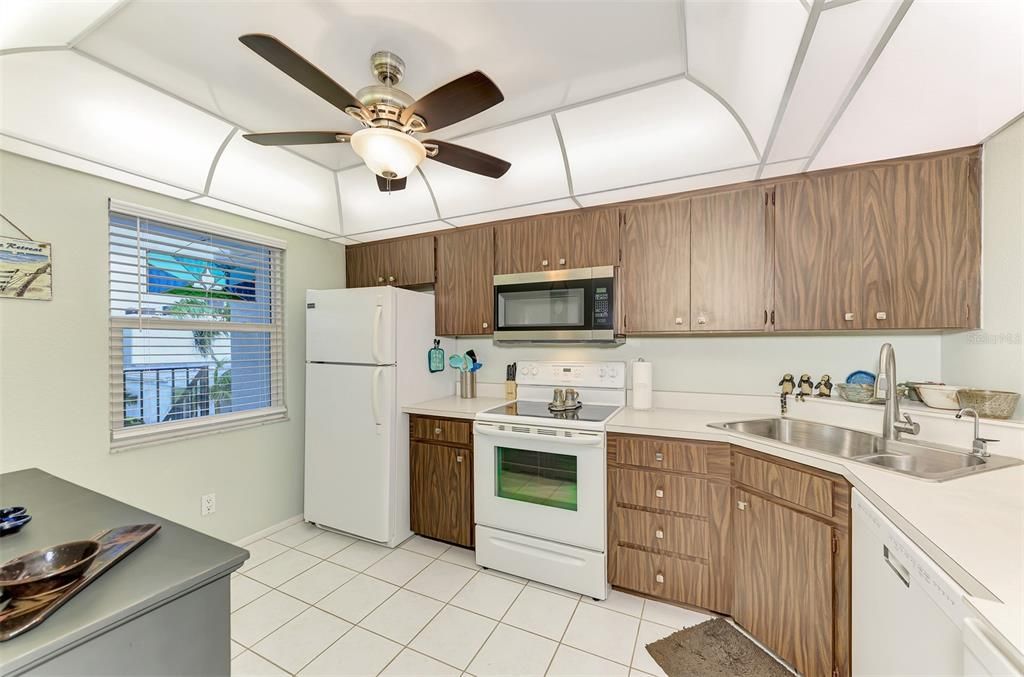 For Sale: $234,000 (2 beds, 2 baths, 1002 Square Feet)