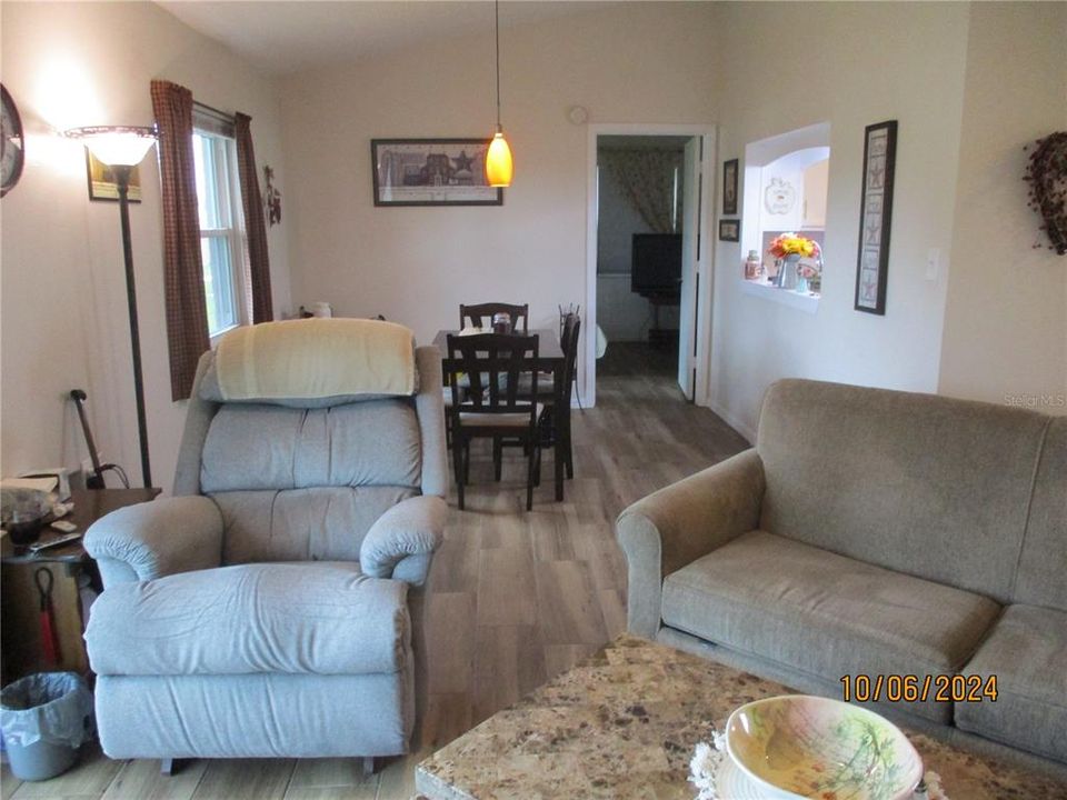 For Sale: $279,900 (2 beds, 2 baths, 1154 Square Feet)