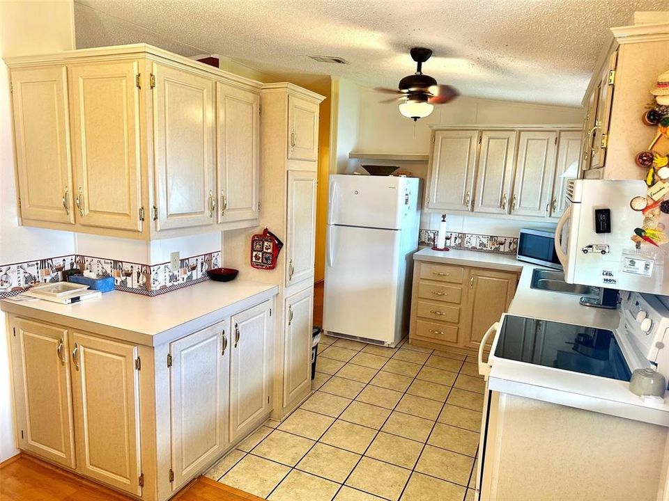 For Sale: $192,900 (2 beds, 2 baths, 1197 Square Feet)