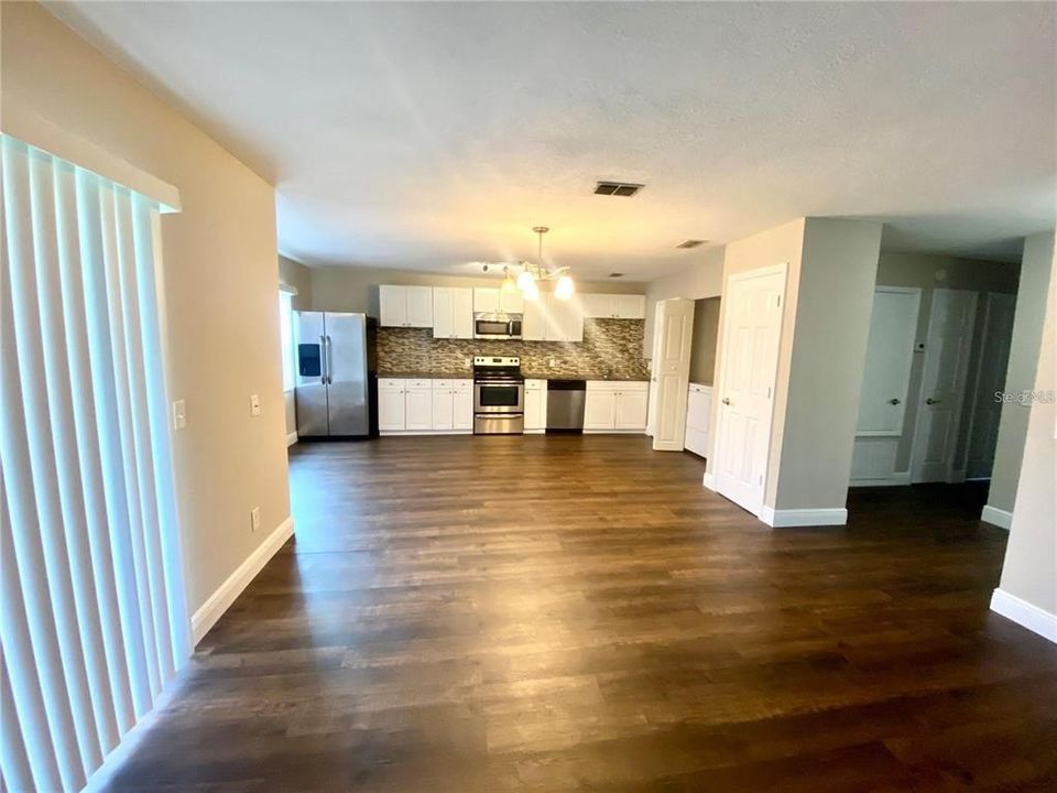 For Sale: $200,000 (2 beds, 2 baths, 905 Square Feet)