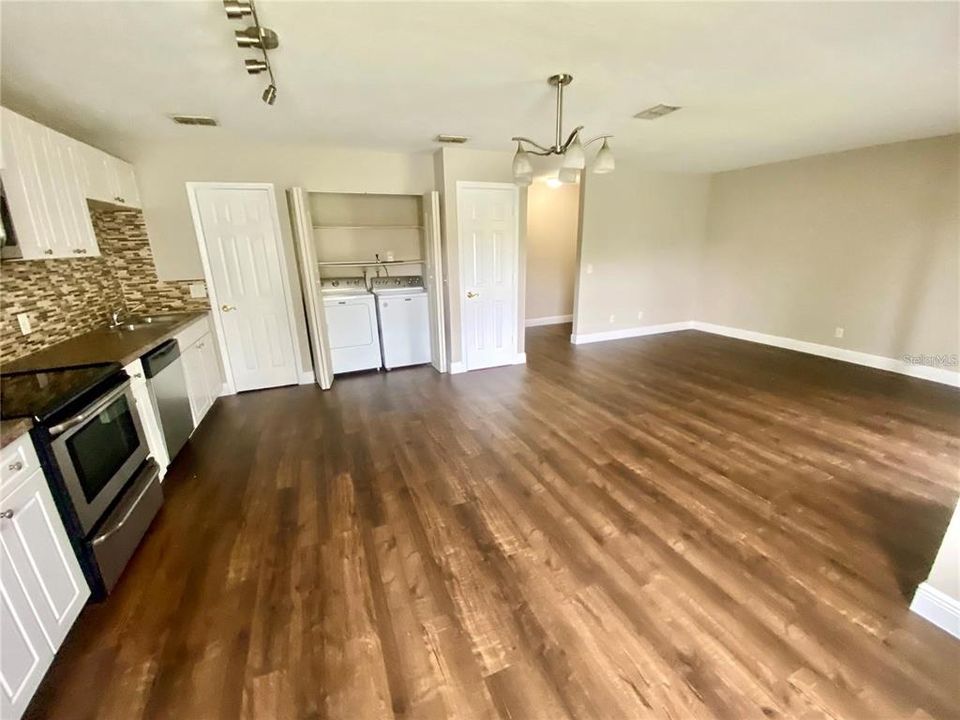 For Sale: $200,000 (2 beds, 2 baths, 905 Square Feet)