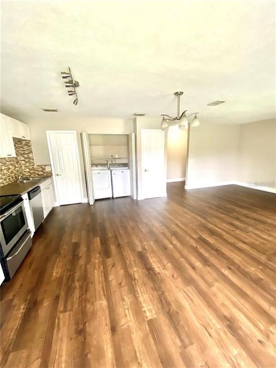 For Sale: $200,000 (2 beds, 2 baths, 905 Square Feet)