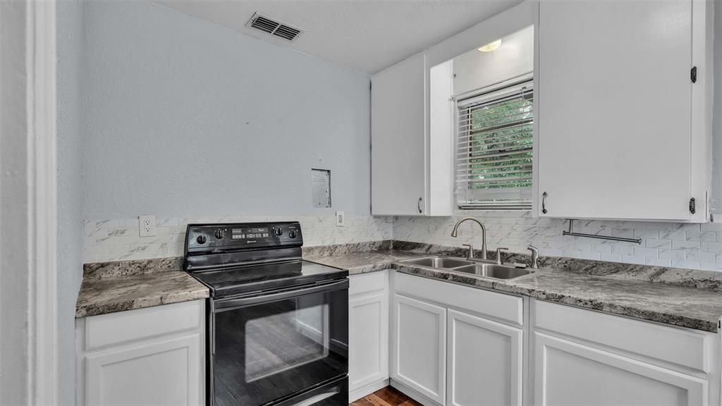 For Sale: $194,000 (2 beds, 1 baths, 780 Square Feet)