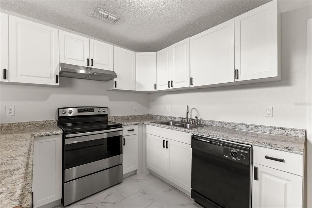 For Sale: $210,000 (2 beds, 2 baths, 964 Square Feet)