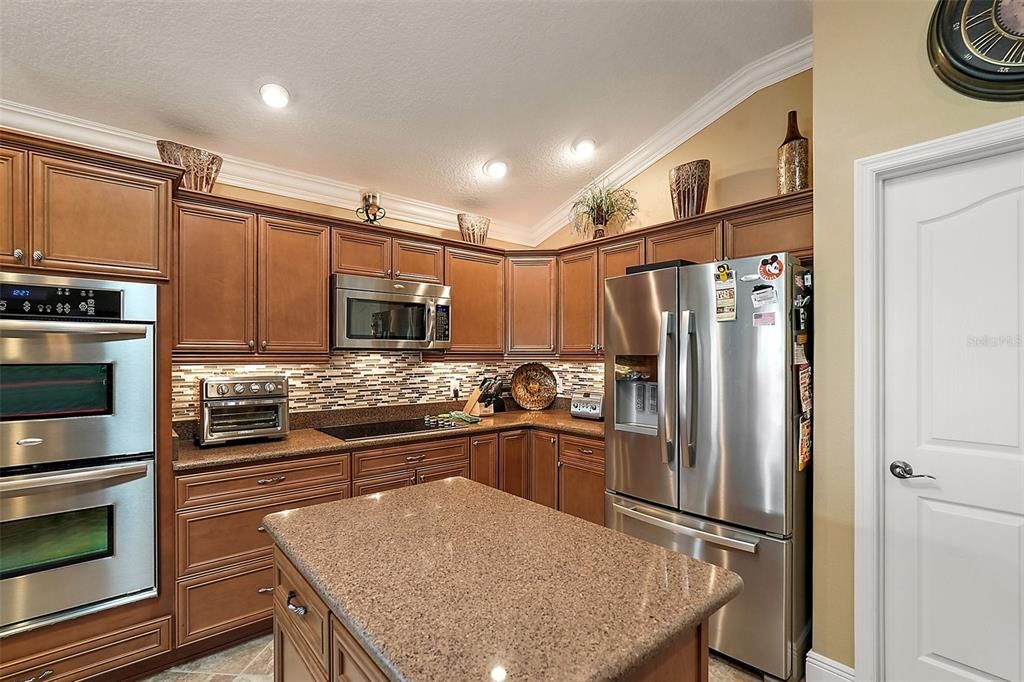 KITCHEN W/ DOUBLE WALL OVEN / ISLAND