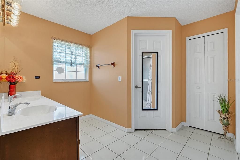 For Sale: $349,900 (3 beds, 2 baths, 1593 Square Feet)