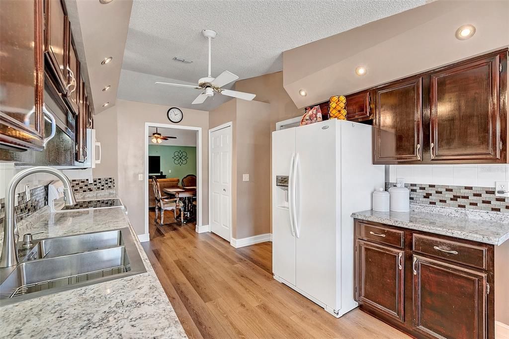 For Sale: $349,900 (3 beds, 2 baths, 1593 Square Feet)