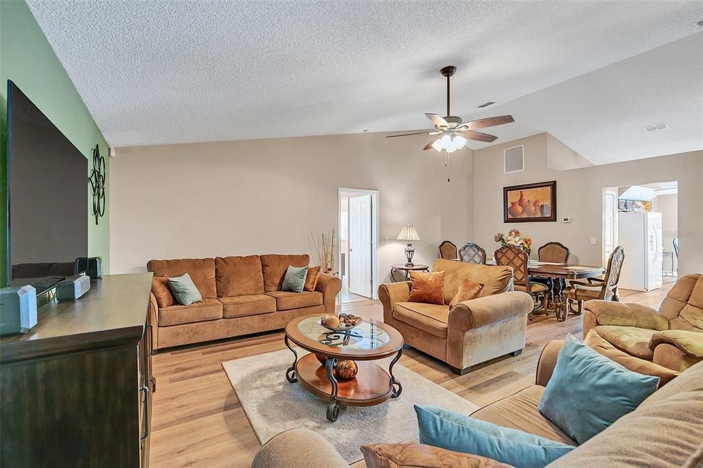 For Sale: $349,900 (3 beds, 2 baths, 1593 Square Feet)