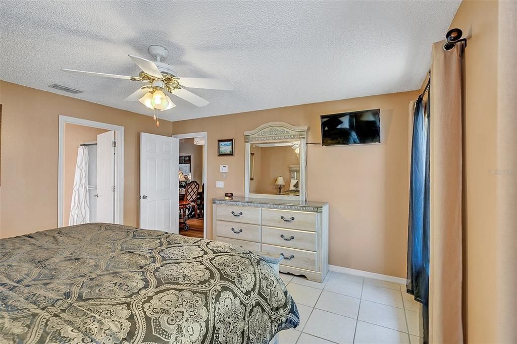 For Sale: $349,900 (3 beds, 2 baths, 1593 Square Feet)