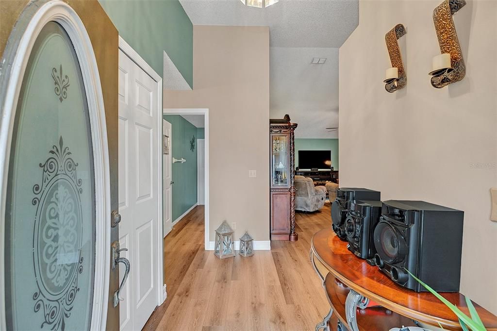 For Sale: $349,900 (3 beds, 2 baths, 1593 Square Feet)