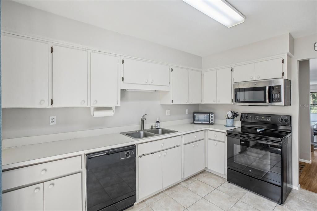 For Sale: $210,000 (2 beds, 2 baths, 1144 Square Feet)