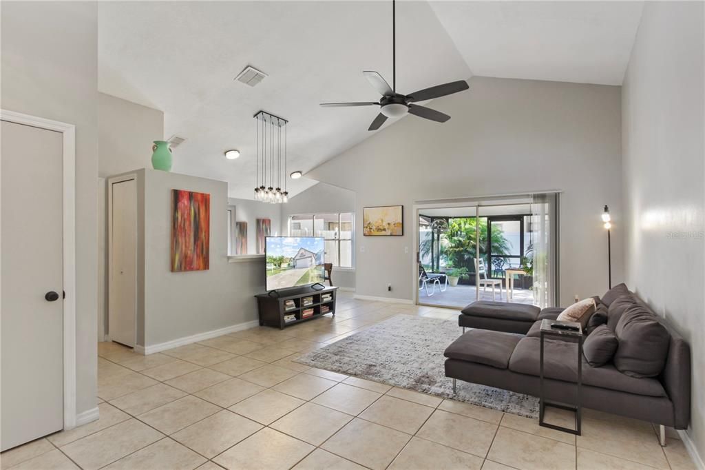 For Sale: $350,000 (2 beds, 2 baths, 1218 Square Feet)