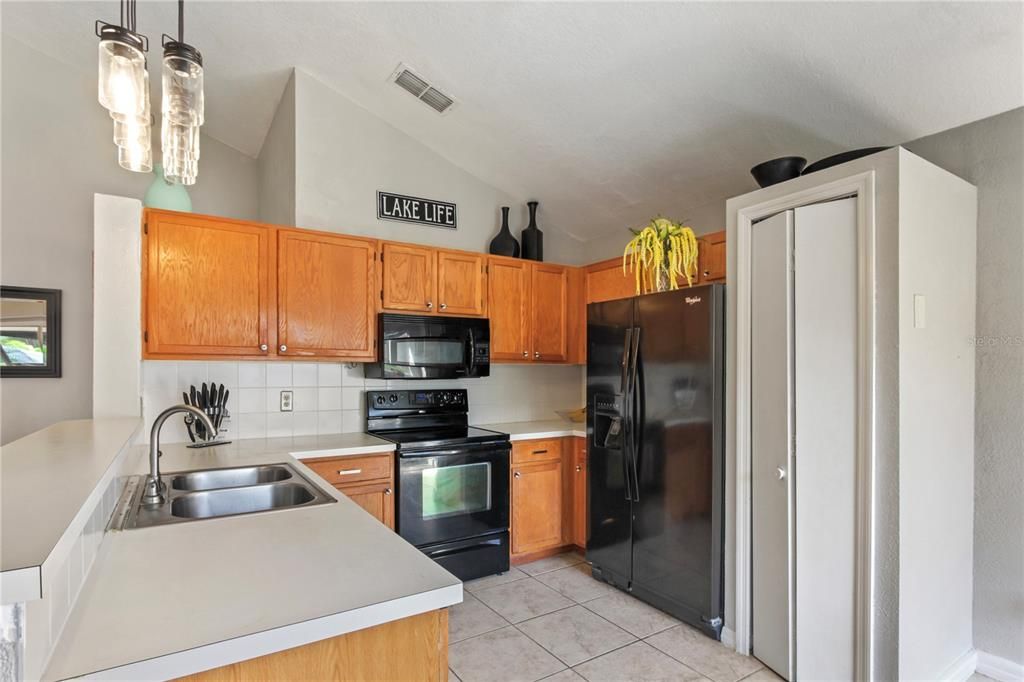 For Sale: $350,000 (2 beds, 2 baths, 1218 Square Feet)