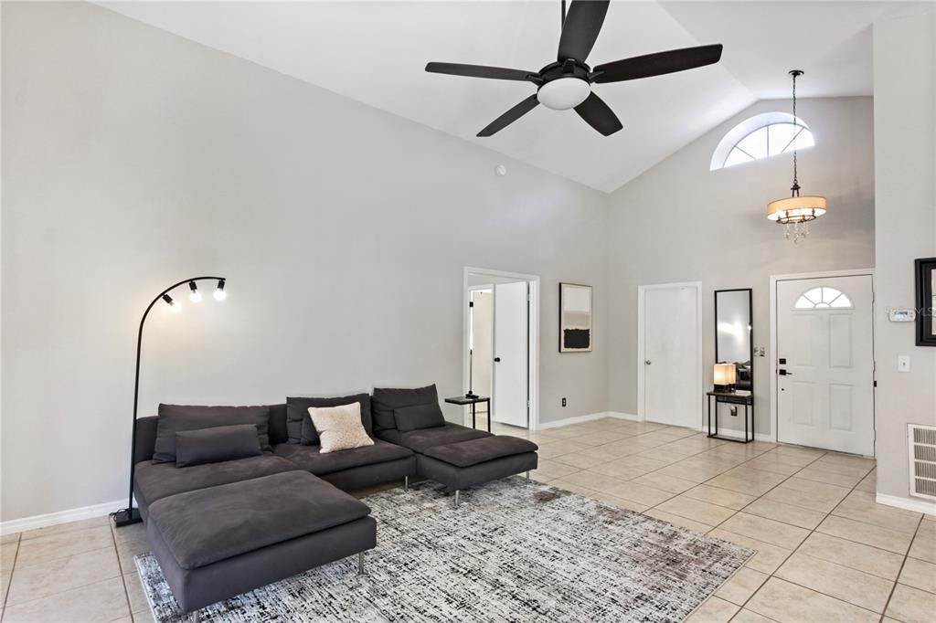 For Sale: $350,000 (2 beds, 2 baths, 1218 Square Feet)