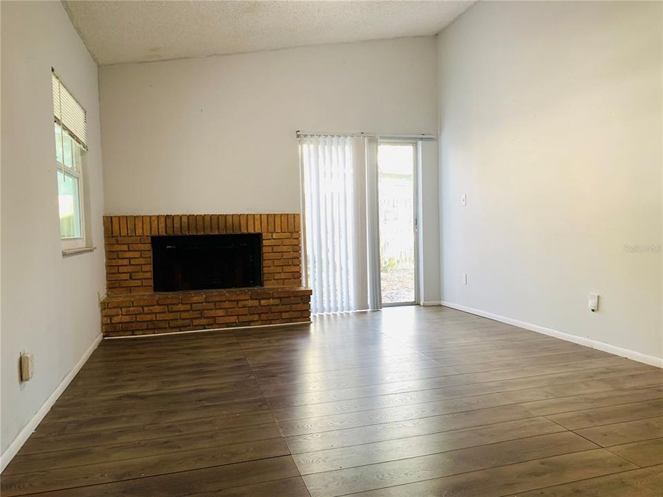 Active With Contract: $1,600 (2 beds, 2 baths, 988 Square Feet)