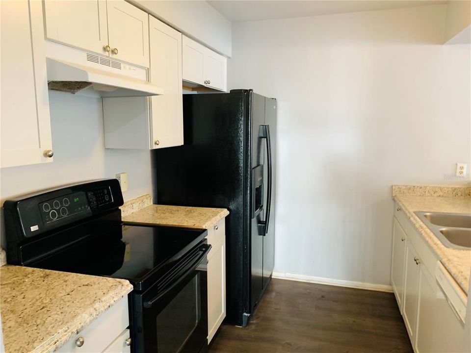 Active With Contract: $1,600 (2 beds, 2 baths, 988 Square Feet)