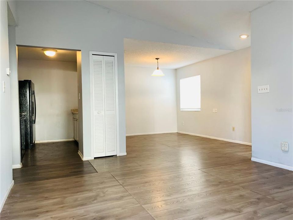 Active With Contract: $1,600 (2 beds, 2 baths, 988 Square Feet)