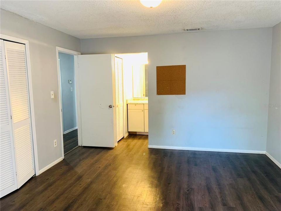 Active With Contract: $1,600 (2 beds, 2 baths, 988 Square Feet)