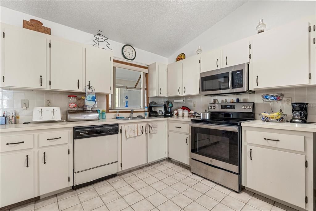 For Sale: $275,000 (4 beds, 2 baths, 1546 Square Feet)