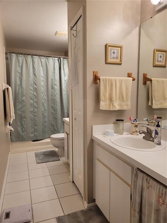 Master Bathroom/2 Sinks and Tub