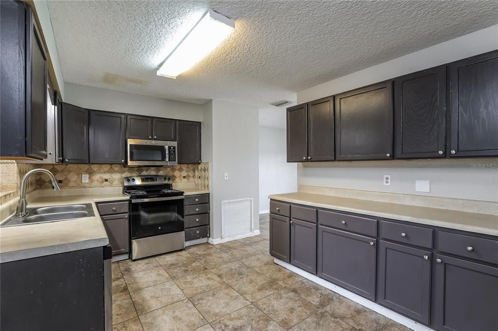 For Rent: $2,600 (3 beds, 2 baths, 1449 Square Feet)