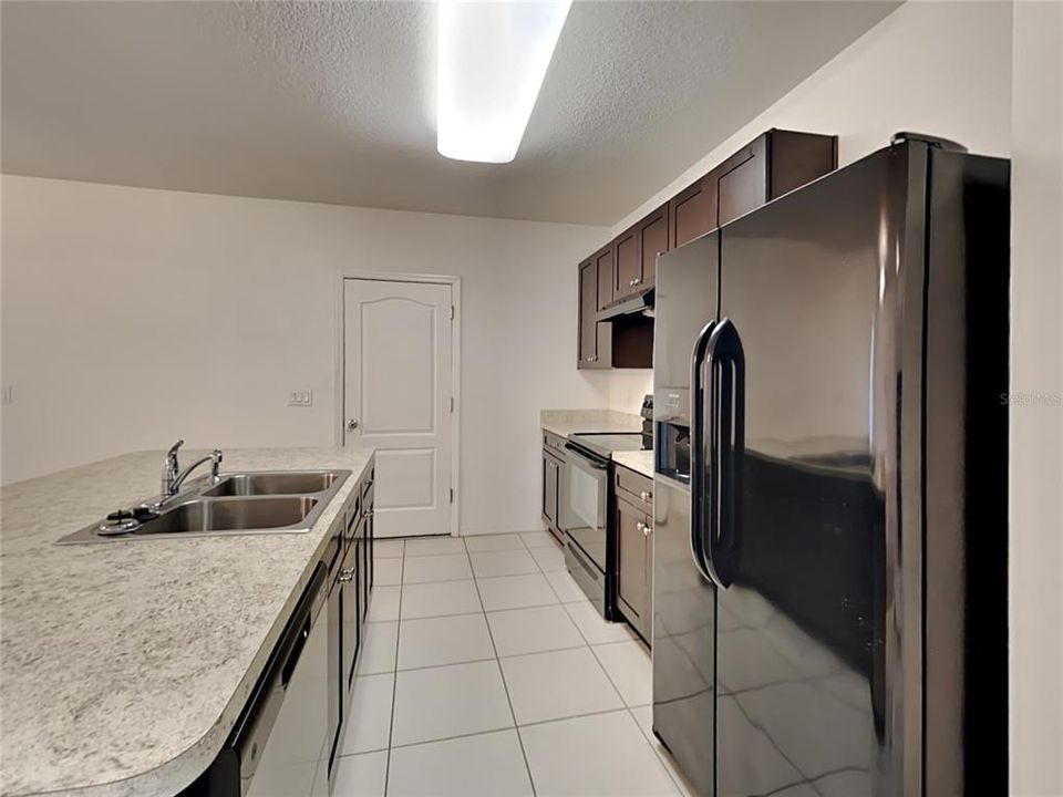 For Rent: $1,999 (3 beds, 2 baths, 1852 Square Feet)