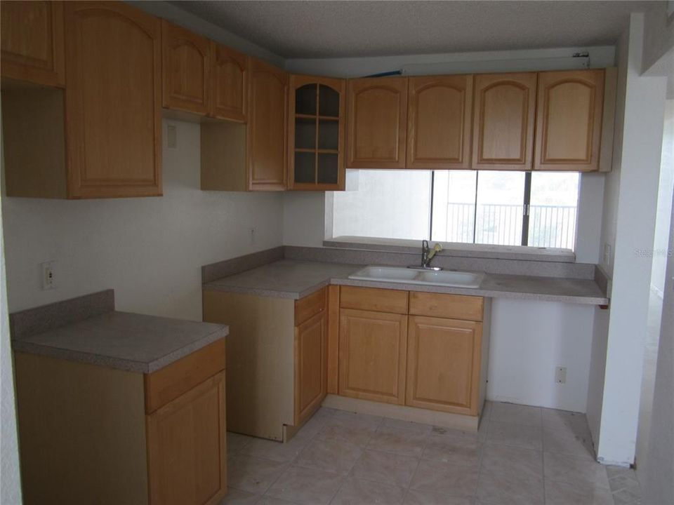 For Sale: $295,000 (2 beds, 2 baths, 956 Square Feet)