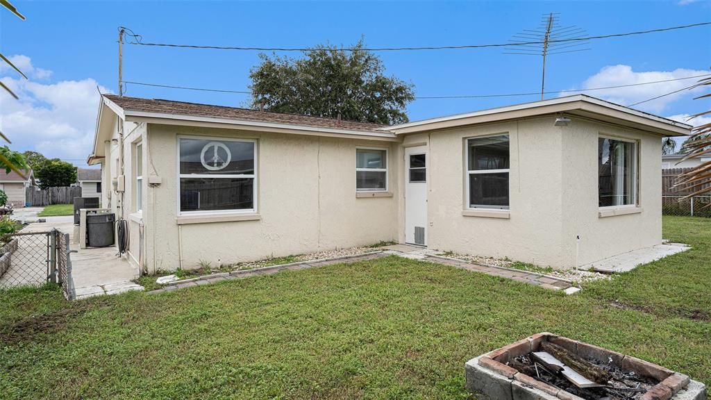 For Sale: $220,000 (2 beds, 1 baths, 1113 Square Feet)