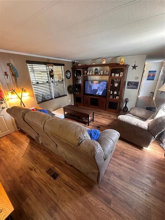 For Sale: $139,000 (2 beds, 1 baths, 856 Square Feet)