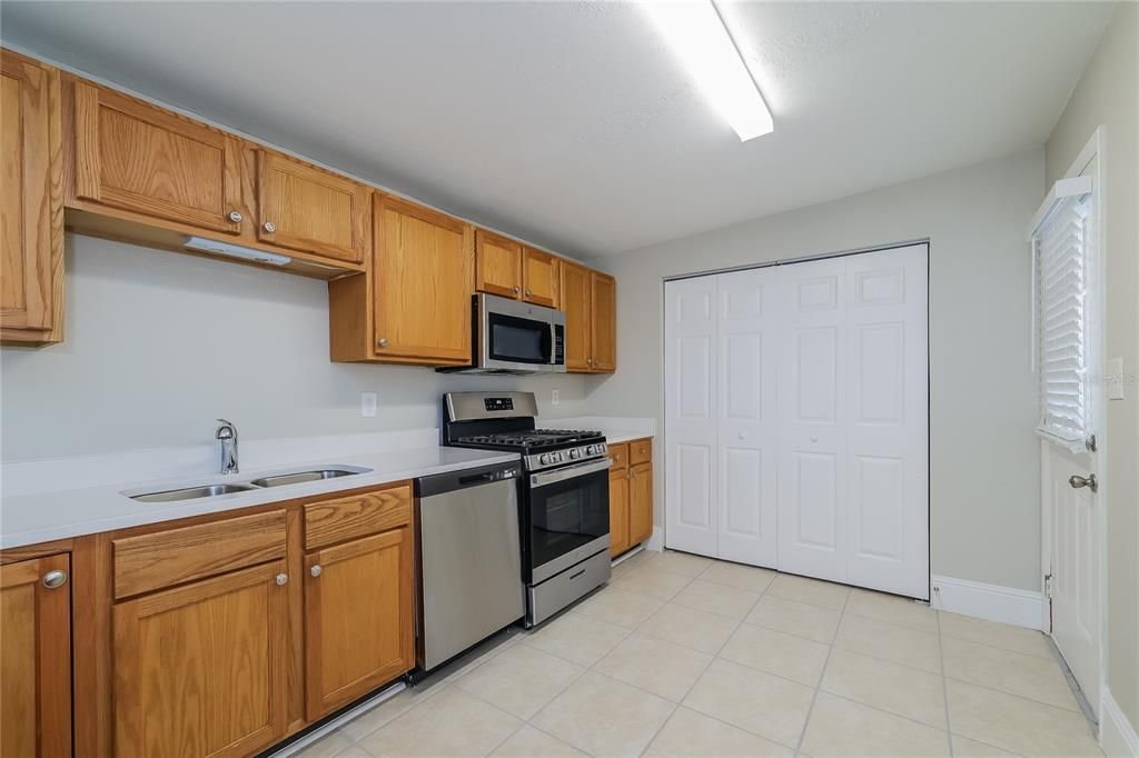 For Rent: $1,875 (3 beds, 1 baths, 1120 Square Feet)