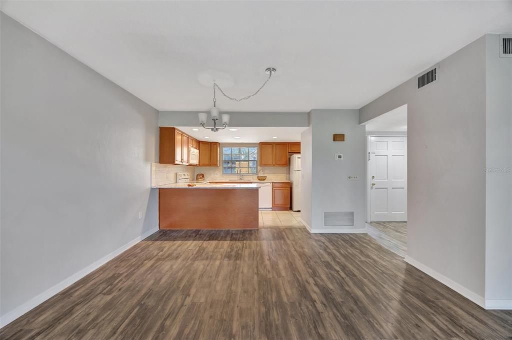 For Sale: $250,000 (2 beds, 2 baths, 1278 Square Feet)