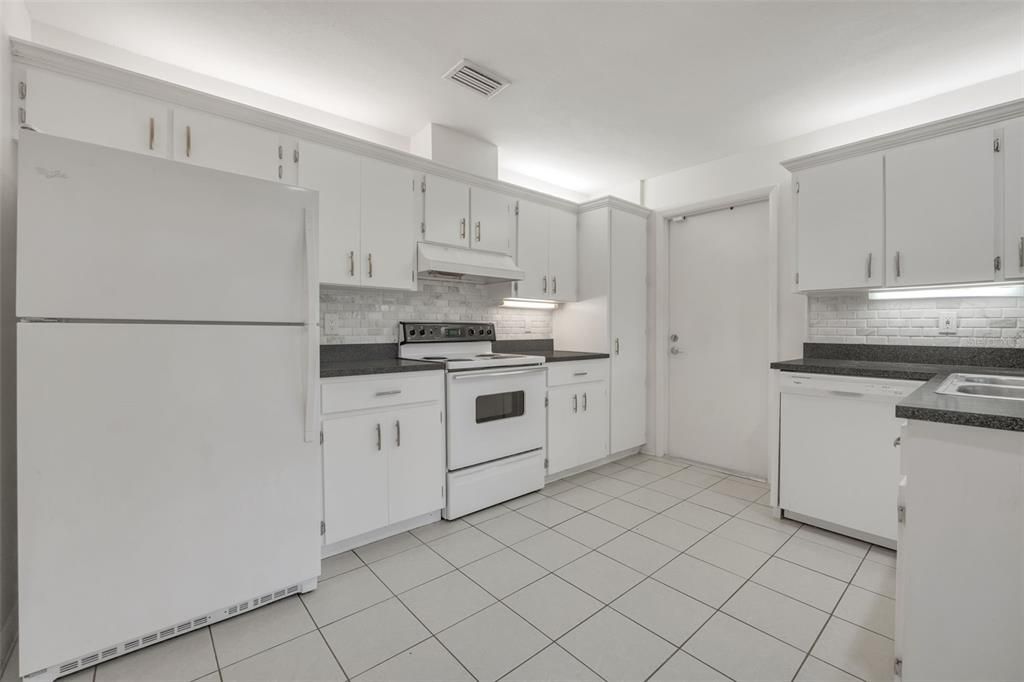 For Sale: $275,000 (2 beds, 2 baths, 1133 Square Feet)