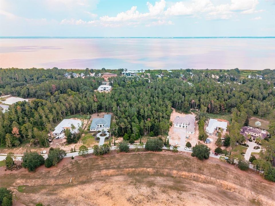 На продажу: $575,000 (1.38 acres)